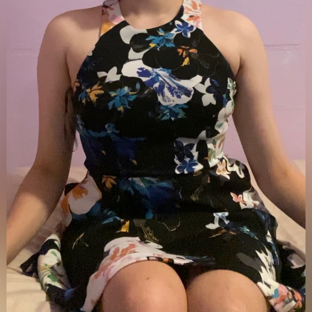 Brand: Express
Size: 2
Very cute and flower dress that has pockets! 
NWOT: